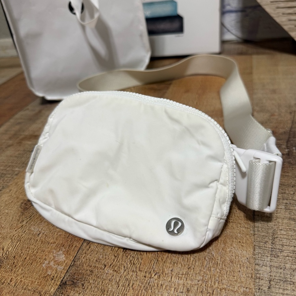 Lululemon
Everywhere Belt Bag 1L - Picture 6 of 14
